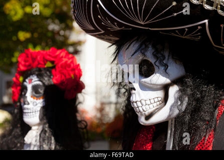 Künstliche Halloween Figuren dekoriert von am Straßenrand, Salisbury Dorf, Connecticut CT, New England USA Stockfoto