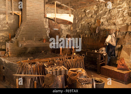 Ein Schmied im simuliert 19. Jahrhundert (1800 s) Bedingungen, Old Sturbridge Village Museum, Leben Massachusetts, USA Stockfoto