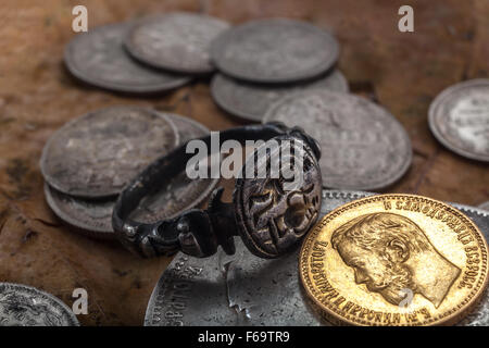 alte Silber Ring und Goldmünze des russischen Reiches Stockfoto