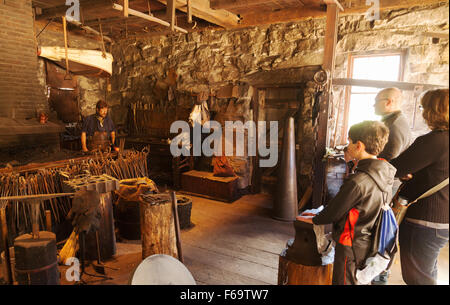 Menschen Videodemonstration eine pädagogische von einem Schmied in den 1800er Jahren Old Sturbridge Village, Massachusetts MA USA Stockfoto