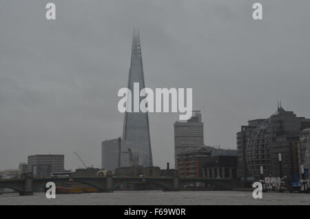 London, UK, 14. November 2015, düsteren Wochenende in London als Sturm Abigail Ansätze. Bildnachweis: JOHNNY ARMSTEAD/Alamy Live-Nachrichten Stockfoto