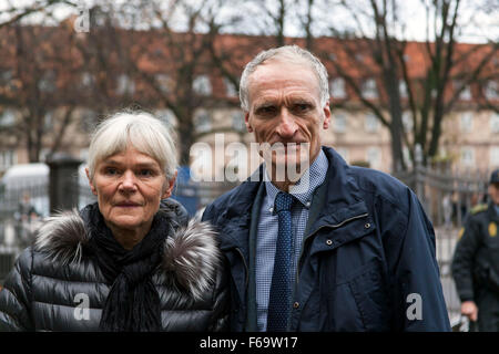 Kopenhagen, 15. November 2015: Dänische MP Bertel Haarder und seine Frau Birgitte Haarderarrives an der Trauerfeier in der französisch-reformierten Kirche in Kopenhagen für Gedenken der Opfer von der Freitag am 14. November in der französischen Hauptstadt. Stockfoto