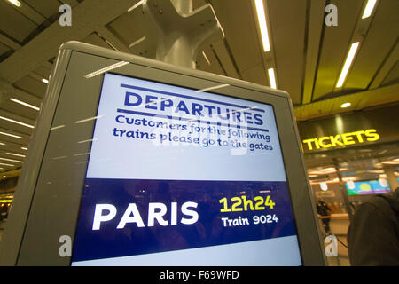 London, UK. 15. November 2015. Polizei am Bahnhof St. Pancras International Terminal nach mehreren Terroranschlägen in Paris. Bildnachweis: Amer Ghazzal/Alamy Live-Nachrichten Stockfoto