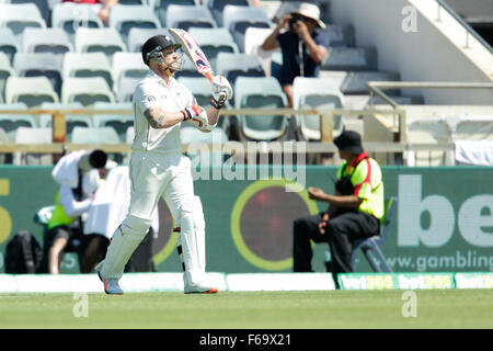 Perth, Australien. 15. November 2015. 2. Test Tag drei Australien gegen Neuseeland Cricket. New Zealand Kapitän Brendon McCullum Spaziergänge an der Falte nach der Entlassung von Kane Williamson. Bildnachweis: Aktion Plus Sport/Alamy Live-Nachrichten Stockfoto