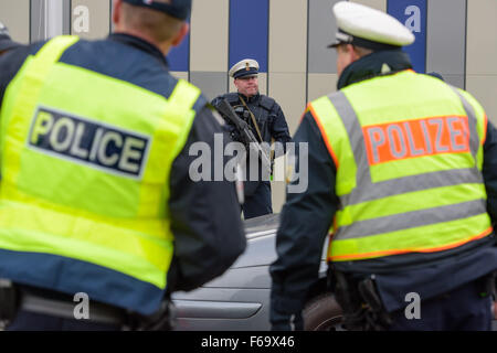 Saarbrücken, Deutschland. 15. November 2015. Ein bewaffneter Mitglied der deutschen Bundespolizei sichert bei dem Punkt Fahrzeuge in Deutschland aus Frankreich an der deutschen Grenze der Goldene Bremm in Saarbrücken, Deutschland, 15. November 2015. Mindestens 129 Menschen wurden in einer Reihe von Terroranschlägen in Paris am 13. November 2015 getötet. Foto: OLIVER DIETZE/DPA/Alamy Live-Nachrichten Stockfoto