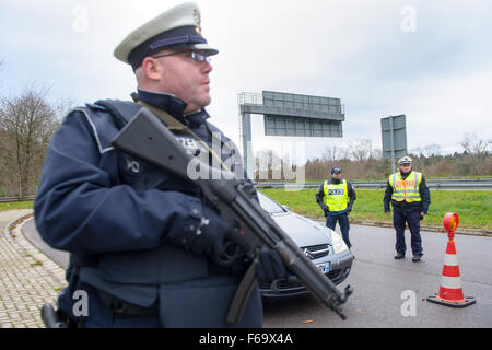 Saarbrücken, Deutschland. 15. November 2015. Ein bewaffneter Mitglied der deutschen Bundespolizei sichert bei dem Punkt Fahrzeuge in Deutschland aus Frankreich an der deutschen Grenze der Goldene Bremm in Saarbrücken, Deutschland, 15. November 2015. Mindestens 129 Menschen wurden in einer Reihe von Terroranschlägen in Paris am 13. November 2015 getötet. Foto: OLIVER DIETZE/DPA/Alamy Live-Nachrichten Stockfoto