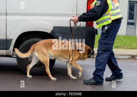 Saarbrücken, Deutschland. 15. November 2015. Mitglieder der deutschen Bundespolizei mit einem Spürhund an dem Punkt Fahrzeuge in Deutschland aus Frankreich an der deutschen Grenze der Goldene Bremm in Saarbrücken, Deutschland, 15. November 2015. Mindestens 129 Menschen wurden in einer Reihe von Terroranschlägen in Paris am 13. November 2015 getötet. Foto: OLIVER DIETZE/DPA/Alamy Live-Nachrichten Stockfoto