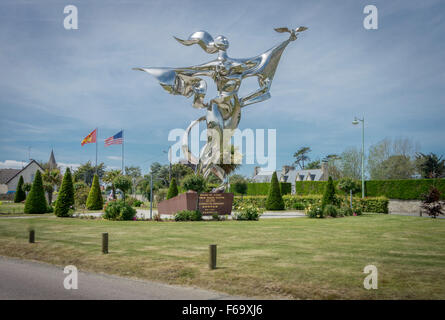 Welt-Friedens-Statue aus rostfreiem Stahl gefertigt, in Grandcamp Maisy, Normandie, Frankreich Stockfoto