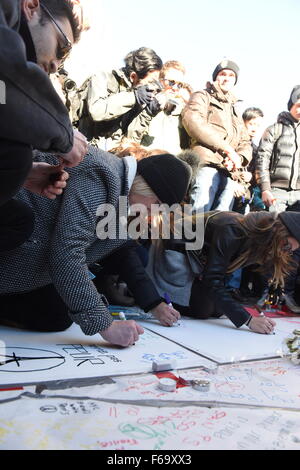 New York City, USA. 14. November 2015. Schreiben von Nachrichten für die Menschen in Frankreich. Ein Tag, der begann mit einer Kundgebung in Washington Square Park in einem Kerzenlicht-Mahnwache außerhalb des französischen Konsulats in der Upper East Side in Gedenken an die Opfer des Terrors Paris gipfelte greift Credit: Andy Katz/Pacific Press/Alamy Live News Stockfoto