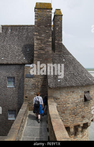 Defensive Bollwerk Gehweg am Mont Saint-Michel-Insel-Gemeinde an der Mündung des Flusses Cousenon, in der Nähe von Avranches, Normandie Frankreich Stockfoto