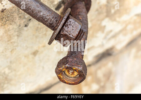 Korrosiven rostige Schraube mit Mutter. Grunge Industriebau hautnah. Stockfoto