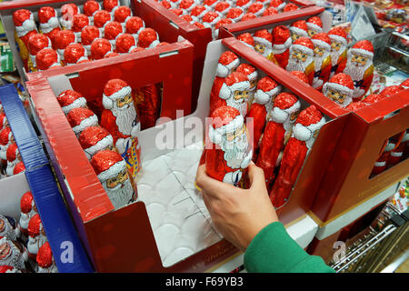 Schokoladen-Nikoläuse in einem Supermarkt Stockfoto