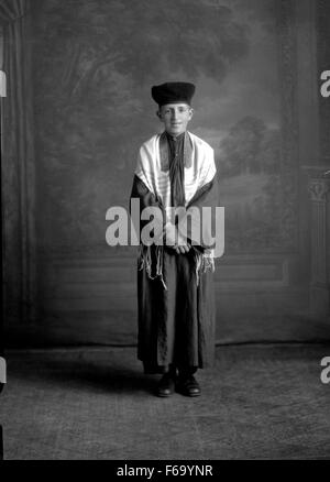 Junger Mann als Bugis tragen Tallit [jüdischen Gebetsschal] Stockfoto