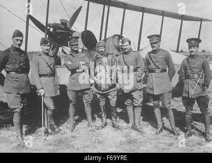 Ein Foto, auf dem Offiziere des Royal Flying Corps vor einem nicht identifizierten Flugzeug stehen. Das Royal Flying Corps war während des Ersten Weltkriegs die Luftkomponente der britischen Armee Stockfoto