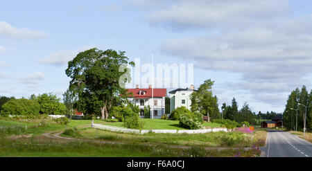 HALSINGLAND, SCHWEDEN AM 24. JULI 2015. Blick auf eine schöne hölzerne Gehöft, Gebäude. Garten, Park und Autobahn. Redaktionelle Nutzung. Stockfoto