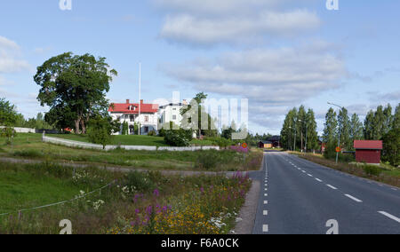 HALSINGLAND, SCHWEDEN AM 24. JULI 2015. Blick auf eine schöne hölzerne Gehöft, Gebäude. Garten, Park und Autobahn. Redaktionelle Nutzung. Stockfoto