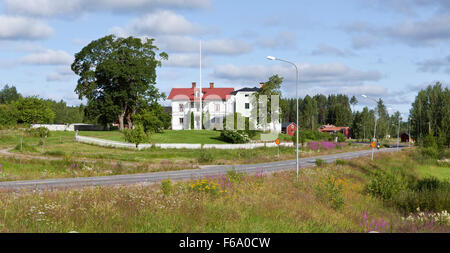 HALSINGLAND, SCHWEDEN AM 24. JULI 2015. Blick auf eine schöne hölzerne Gehöft, Gebäude. Garten, Park und Autobahn. Redaktionelle Nutzung. Stockfoto