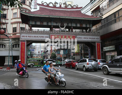 Manila. 15. November 2015. Foto aufgenommen am 15. November 2015 zeigt der Filipino-Chinesische Freundschaft Bogen in Manila, Philippinen. Der asiatisch-pazifischen wirtschaftlichen Zusammenarbeit (APEC) Führer treffen findet vom 18 November bis 19 in Manila statt. Bildnachweis: Li Peng/Xinhua/Alamy Live-Nachrichten Stockfoto