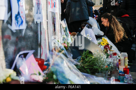 Paris, Frankreich. 15. November 2015. Menschen stellen Blumen auf dem Platz Place De La République, 15. November 2015 für die Opfer der Terroranschläge in Paris, Hauptstadt von Frankreich, zu trauern. Bildnachweis: Zhou Lei/Xinhua/Alamy Live-Nachrichten Stockfoto