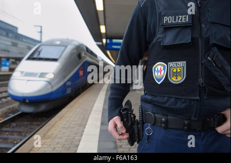 Saarbrücken, Deutschland. 15. November 2015. Mitglied der deutschen Bundespolizei steht auf Plattform 14 geht ein TVG-Zug nach Paris am Hauptbahnhof in Saarbrücken, Deutschland, 15. November 2015 abfahrbereit. Mindestens 129 Menschen wurden in einer Reihe von Terroranschlägen in Paris am 13. November 2015 getötet. Foto: OLIVER DIETZE/DPA/Alamy Live-Nachrichten Stockfoto