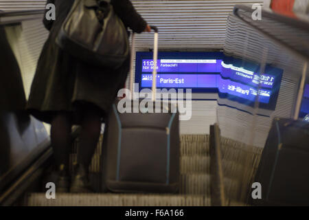 Saarbrücken, Deutschland. 15. November 2015. Eine Frau wartet auf einen Zug nach Paris am Hauptbahnhof in Saarbrücken, Deutschland, 15. November 2015. Mindestens 129 Menschen wurden in einer Reihe von Terroranschlägen in Paris am 13. November 2015 getötet. Foto: OLIVER DIETZE/DPA/Alamy Live-Nachrichten Stockfoto