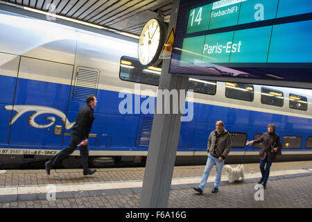 Saarbrücken, Deutschland. 15. November 2015. Auf Plattform 14 ein TVG-Zug nach Paris am Main abfahrbereit bekommt Bahnhof in Saarbrücken, Deutschland, 15. November 2015. Mindestens 129 Menschen wurden in einer Reihe von Terroranschlägen in Paris am 13. November 2015 getötet. Foto: OLIVER DIETZE/DPA/Alamy Live-Nachrichten Stockfoto