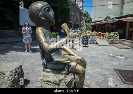 kleinen Tamada-Statue am beliebten Shardeni Street mit vielen Clubs, Pubs und Restaurants in Tiflis, der Hauptstadt Georgiens Stockfoto