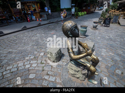 kleinen Tamada-Statue am beliebten Shardeni Street mit vielen Clubs, Pubs und Restaurants in Tiflis, der Hauptstadt Georgiens Stockfoto