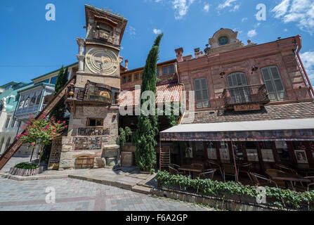 Berühmte Wahrzeichen - Rezo Gabriadze Marionettentheater Uhrturm, der älteste Teil von Tiflis, der Hauptstadt Georgiens Stockfoto