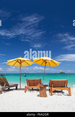 Liegestühle und Sonnenschirme auf der Insel Ko Lipeh, Thailand Stockfoto