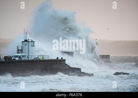 Starke Winde verursachen riesige Wellen über den Leuchtturm in Porthcawl Seafront, South Wales, als Sturm Barney kommt. Stockfoto