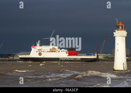 New Brighton, Wallasey, Liverpool, UK 15. November 2015.   Großbritannien Wetter. Über Nacht Starkwind haben in Kraft für die gesamte Merseyside im Nordwesten Englands mit Wetterwarnungen zerschlagen.   Ben-my-Chree, Isle Of Man Fähre und anderen Versand in den Fluss Mersey musste turbulenten Meeren und orkanartigen Winden in der Mündung bildet den Eingang in der irischen See ertragen. Bildnachweis: Mar Photographics/Alamy Live-Nachrichten Stockfoto