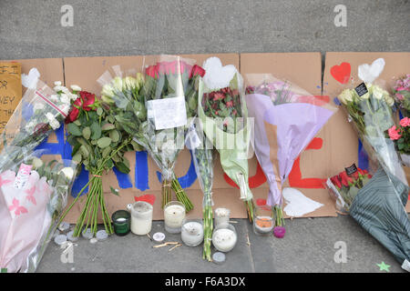 Trafalgar Square, London, UK. 15. November 2015. Blume und Ehrungen auf dem Trafalgar Square für die Opfer von Paris Attcks. © Stockfoto