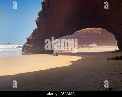 Natürlichen Steinbögen auf Legzira Strand, 10km nördlich von Sidi Ifni, Marokko Stockfoto