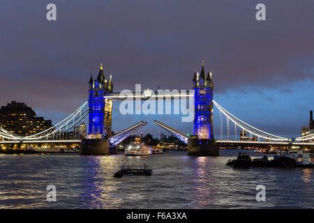 London, UK. 15. November 2015. Londoner Wahrzeichen, Tower Bridge ist in blau-weiß-rote Lichter bei Nacht beleuchtet wie die Farben der französischen Flagge, die Trikolore. Sehenswürdigkeiten auf der ganzen Welt haben rot, weiß und blau in Solidarität mit Frankreich nach Terror-Anschlägen in Paris am 13. November 2015 gedreht. Stockfoto