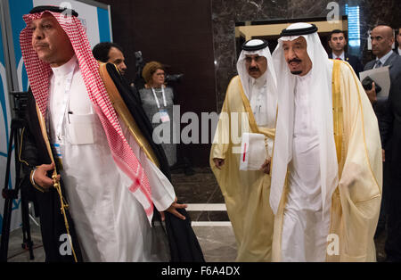 Antalya, Türkei. 15. November 2015. König und Premierminister von Saudi-Arabien, kommt Salman bin Abdelasis al-Saud (R) bei einem Treffen mit Bundeskanzlerin Angela Merkel (nicht abgebildet) für bilaterale Gespräche während des G20-Gipfels in Antalya, Türkei 15. November 2015. Neben Diskussionen über die globale Wirtschaft die G20-Gruppierung der führenden Nationen auf Fokus auf Syrien während der Gipfel an diesem Wochenende, einschließlich die Flüchtlingskrise und die Bedrohung durch den Terrorismus steht. Bildnachweis: Dpa picture Alliance/Alamy Live News Stockfoto