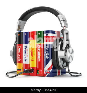 Lernen Sprachen online. Hörbücher-Konzept. Bücher und Kopfhörer, isoliert auf weiss. 3D Stockfoto