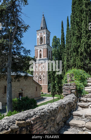 Ninos Grab und Bell Turm am Kloster der heiligen Nino in Bodbe - georgische orthodoxe Klosterkomplex, Kachetien Region, Goergia Stockfoto