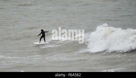 Brighton, UK. 15. November 2015. Eine Surfer macht das Beste aus der starken Winde, die Wellen vor Brighton Beach genießen heute Nachmittag dürften die Reste der Hurrikan Kate Bereiche von Großbritannien in den nächsten Tagen Credit betreffen: Simon Dack/Alamy Live News Stockfoto