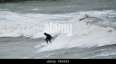 Brighton, UK. 15. November 2015. Eine Surfer macht das Beste aus der starken Winde, die Wellen vor Brighton Beach genießen heute Nachmittag dürften die Reste der Hurrikan Kate Bereiche von Großbritannien in den nächsten Tagen Credit betreffen: Simon Dack/Alamy Live News Stockfoto