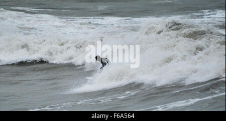 Brighton, UK. 15. November 2015. Eine Surfer macht das Beste aus der starken Winde, die Wellen vor Brighton Beach genießen heute Nachmittag dürften die Reste der Hurrikan Kate Bereiche von Großbritannien in den nächsten Tagen Credit betreffen: Simon Dack/Alamy Live News Stockfoto