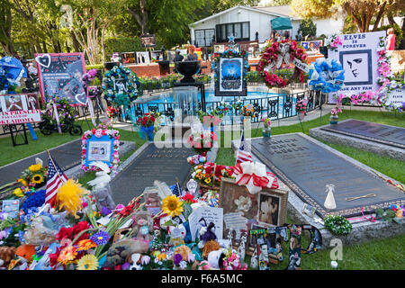 Floral Tribute an Elvis Presleys Grabstein in der Meditation Garden in Graceland, Memphis, Tennessee, USA Stockfoto