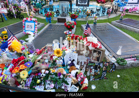 Floral Tribute an Elvis Presleys Grabstein in der Meditation Garden in Graceland, Memphis, Tennessee, USA Stockfoto