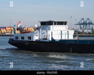 Camaro, benannt unter der ENI-Nummer 02317558, ist im Antwerpener Hafen tätig und umsetzt Containerfracht, allgemeine Güter und Schüttgüter wie Kohle und Getreide. Er ist beim Andocken, Be- und Entladen von Vorgängen beteiligt. Stockfoto