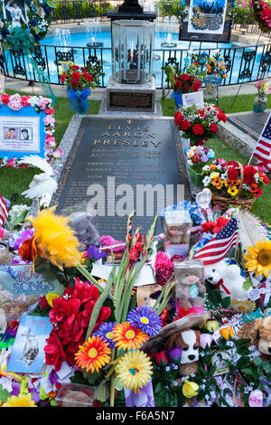 Floral Tribute an Elvis Presleys Grabstein in der Meditation Garden in Graceland, Memphis, Tennessee, USA Stockfoto