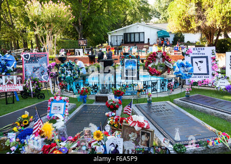 Floral Tribute an Elvis Presleys Grabstein in der Meditation Garden in Graceland, Memphis, Tennessee, USA Stockfoto