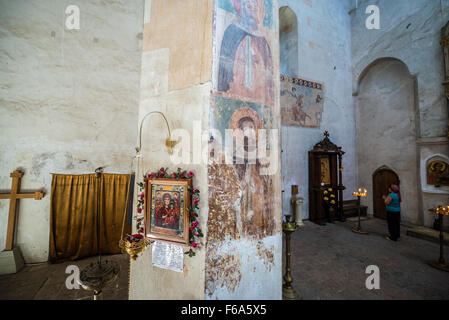 alte Fresken in der Kirche Mariä Himmelfahrt - Teil der mittelalterlichen Burg von Ananuri über Aragvi Fluss in Georgien Stockfoto