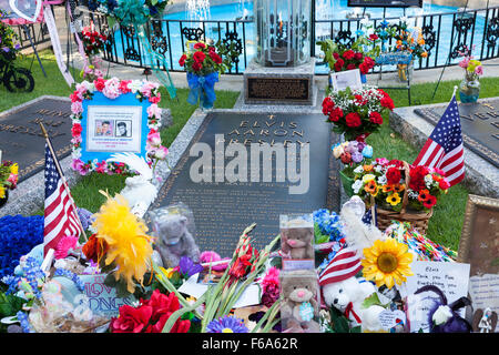 Floral Tribute an Elvis Presleys Grabstein in der Meditation Garden in Graceland, Memphis, Tennessee, USA Stockfoto