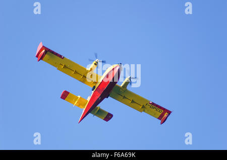 Bombardier/Canadair CL-415 Meer Löschflugzeug der italienischen Protezione Civile während einer Brandbekämpfung Mission in Ligurien. Stockfoto