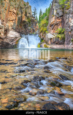 Wasserfall entlang Tenderfoot Creek in den kleinen Belt-Bergen in der Nähe von weißen Schwefelquellen, montana Stockfoto